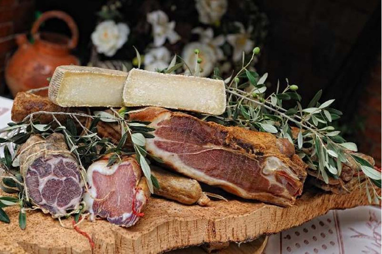 Charcuterie et fromages de Corse, symboles de l'Art de la Table.