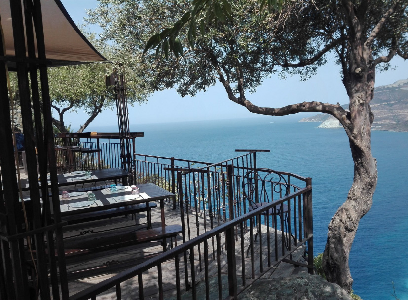 Déjeuner avec une vue époustouflante et imprenable sur la mer